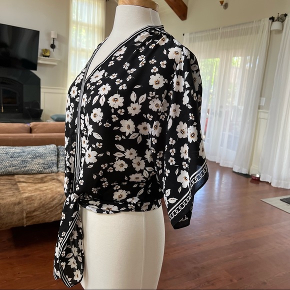 MAX STUDIO *NWOT* V-neck tie front short sleeve floral blouse top - Picture 7 of 7